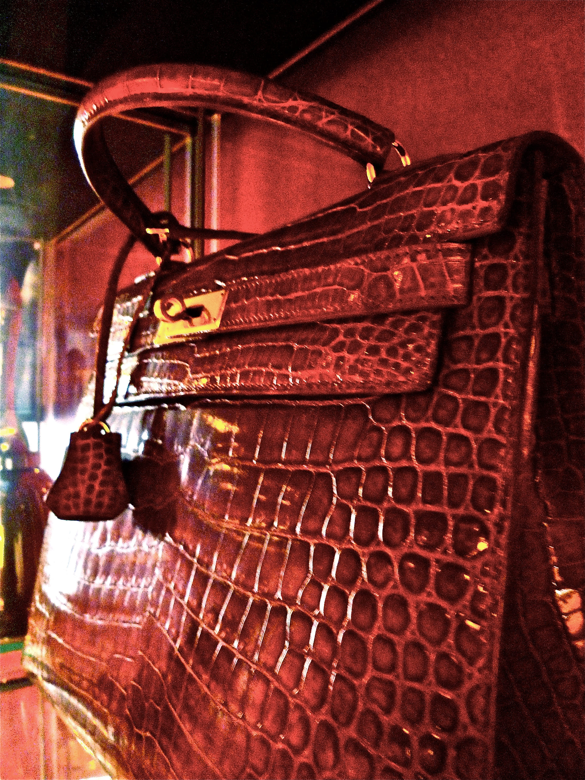 A red crocodile Hermès Kelly, close up