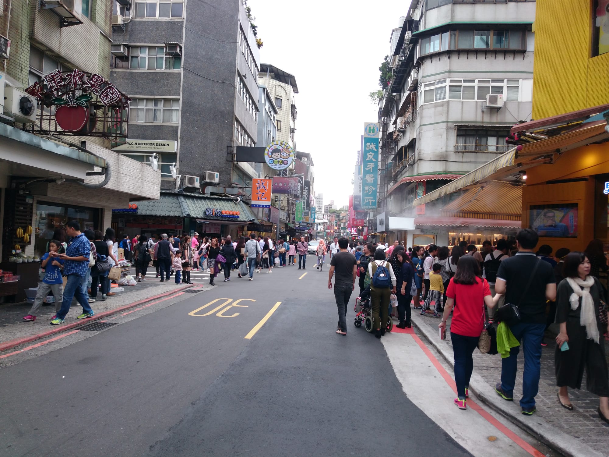 Shoppers on Yongkang Street in Da'an District, Taipei