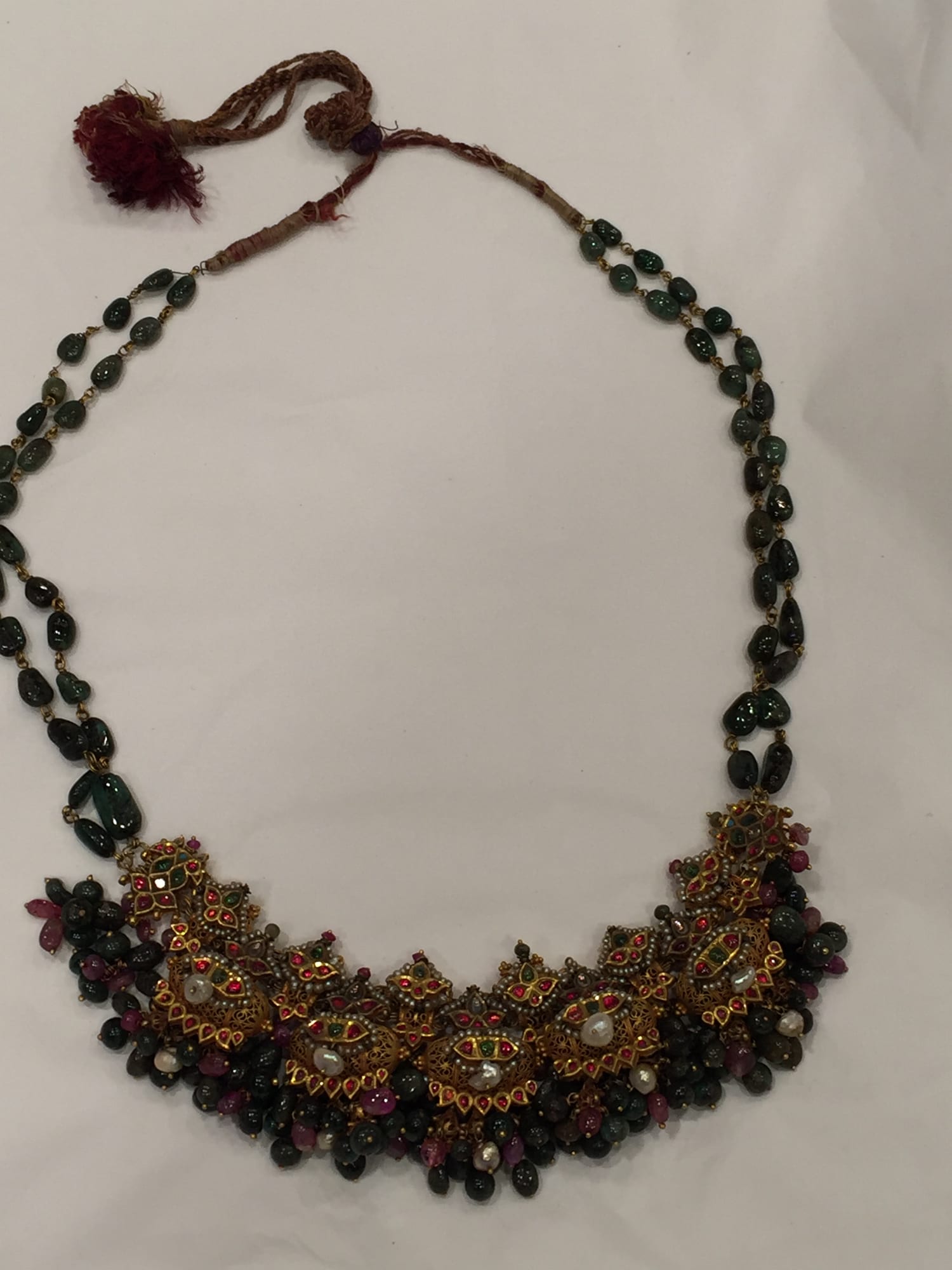 Northern Indian gold necklace with emeralds, spinels, and pearls