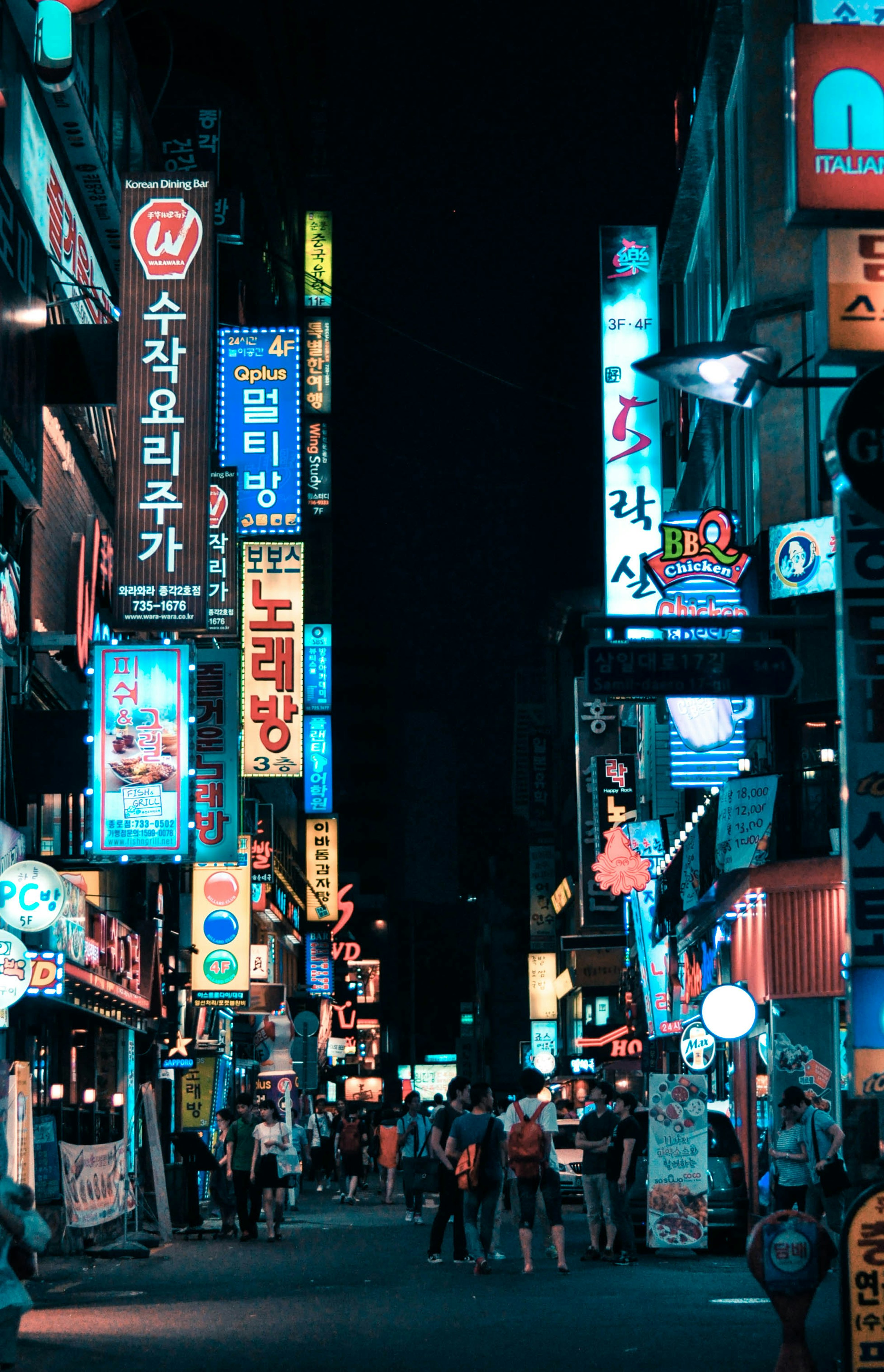 Pedestrian walkway between Seoul buildings