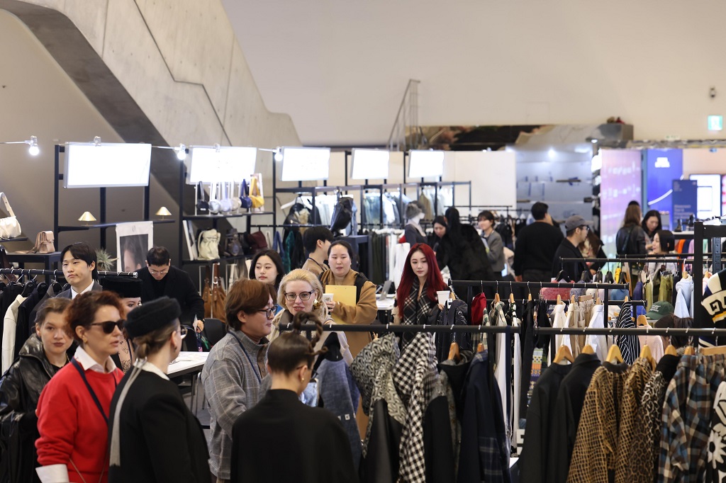 Buyers and brands at the DDP Design Lab trade show during Seoul Fashion Week 2026 F/W, Dongdaemun Design Plaza
